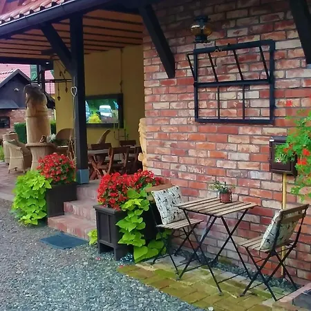 Axla Z Weranda Ogrodem I Parkingiem