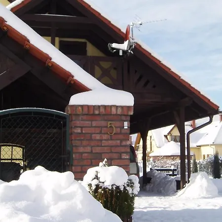 Axla Z Weranda Ogrodem I Parkingiem